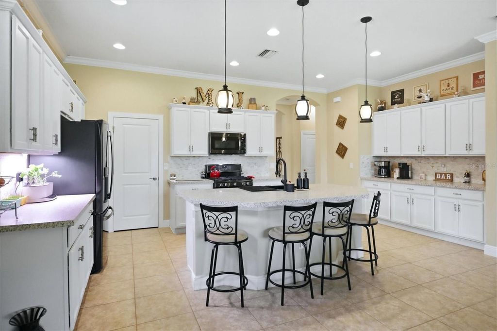 Image 11 of property listing at 10035 MARBELLA DRIVE, Bradenton, FL 34211