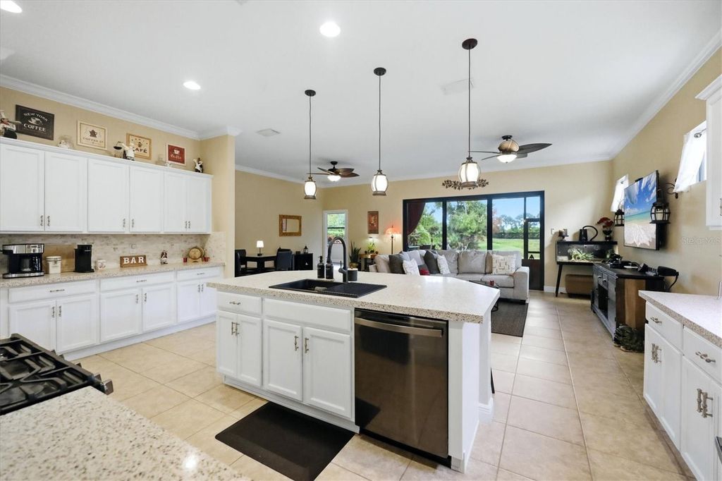 Image 12 of property listing at 10035 MARBELLA DRIVE, Bradenton, FL 34211