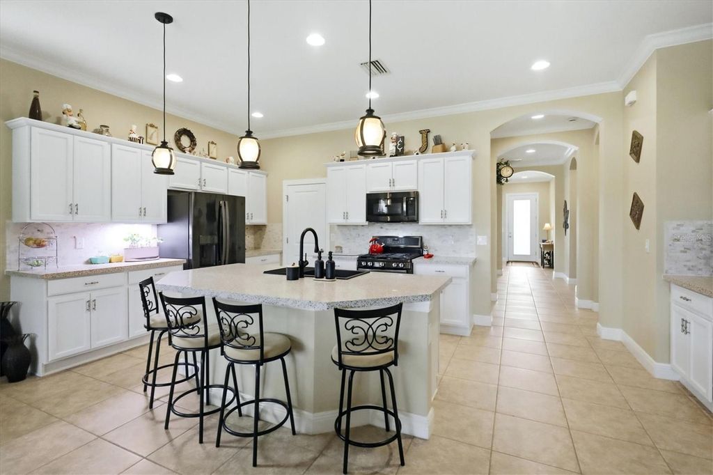 Image 4 of property listing at 10035 MARBELLA DRIVE, Bradenton, FL 34211