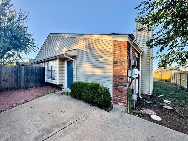 925 Swan Lake Court, Edmond, OK 73003