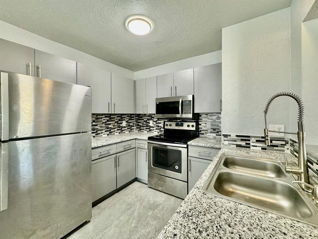 925 Swan Lake Court, Edmond, OK 73003