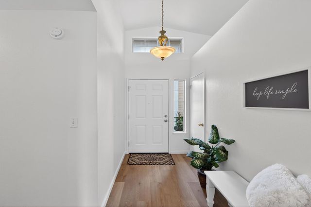 4 SAN ROGUE Ct, Sacramento, CA 95823