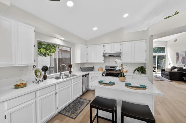 4 SAN ROGUE Ct, Sacramento, CA 95823