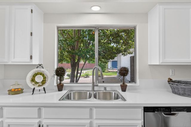 4 SAN ROGUE Ct, Sacramento, CA 95823