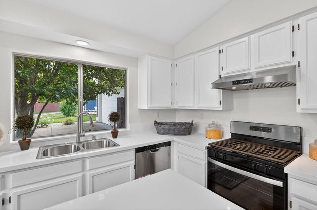 4 SAN ROGUE Ct, Sacramento, CA 95823