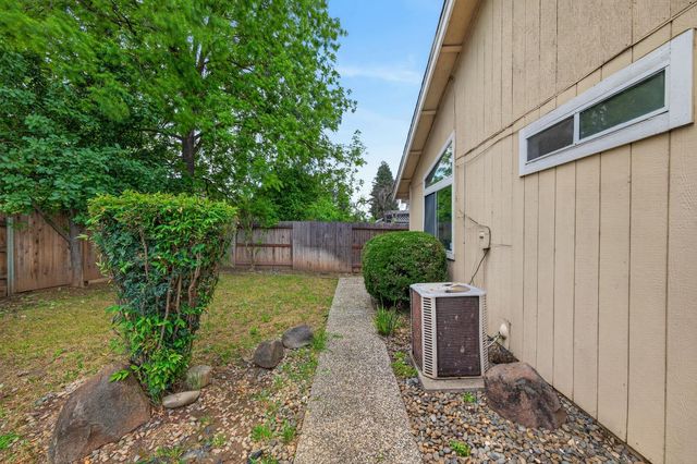 4 SAN ROGUE Ct, Sacramento, CA 95823