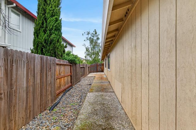 4 SAN ROGUE Ct, Sacramento, CA 95823