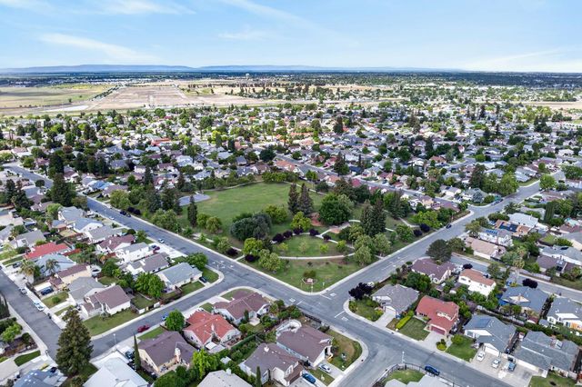 4 SAN ROGUE Ct, Sacramento, CA 95823