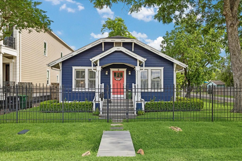 200 E 26th Street, Houston, TX 77008