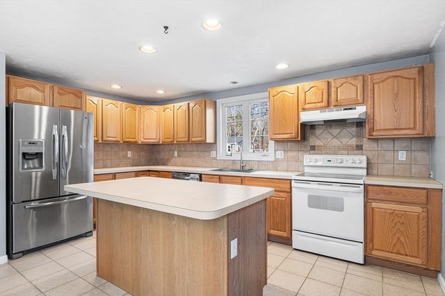 52 Deanville Rd, Attleboro, MA 02703