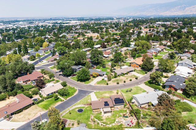208 N OAKLEAF LN, North Salt Lake, UT 84054