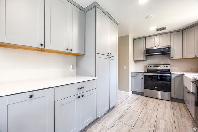 208 N OAKLEAF LN, North Salt Lake, UT 84054