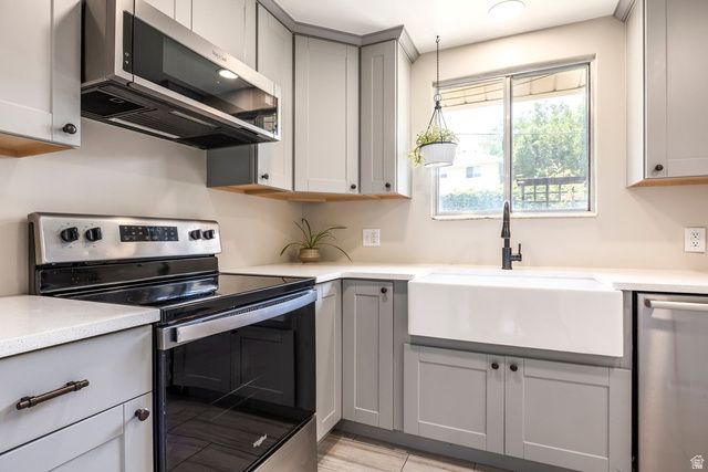 208 N OAKLEAF LN, North Salt Lake, UT 84054