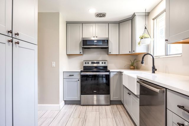 208 N OAKLEAF LN, North Salt Lake, UT 84054