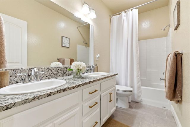 3636 E Meadow Court, Visalia, CA 93292