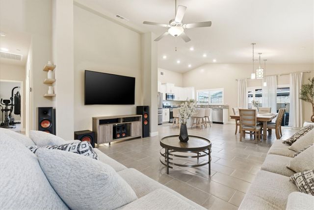 3636 E Meadow Court, Visalia, CA 93292