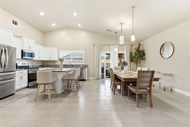 3636 E Meadow Court, Visalia, CA 93292