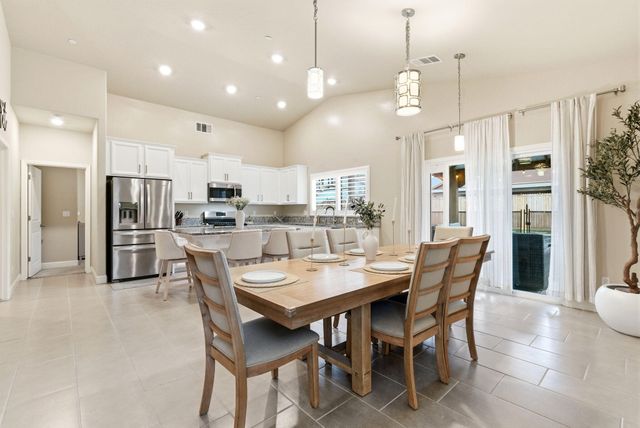 3636 E Meadow Court, Visalia, CA 93292