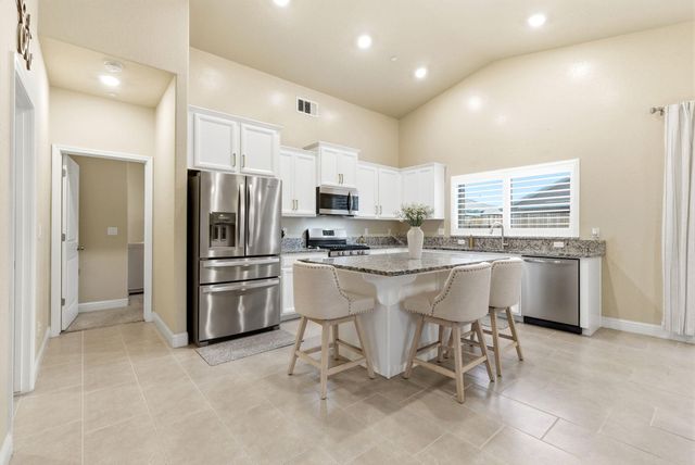 3636 E Meadow Court, Visalia, CA 93292