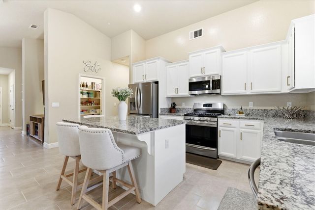 3636 E Meadow Court, Visalia, CA 93292