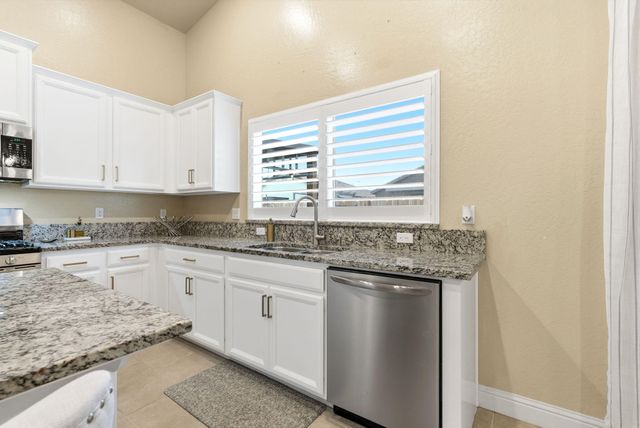 3636 E Meadow Court, Visalia, CA 93292