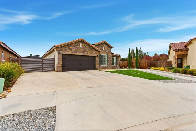 3636 E Meadow Court, Visalia, CA 93292