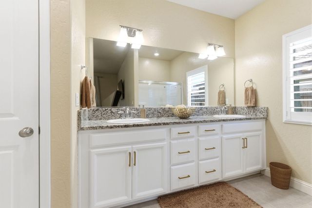 3636 E Meadow Court, Visalia, CA 93292