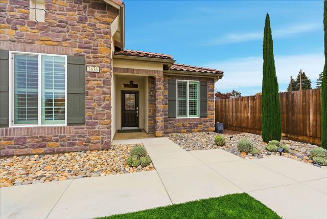 3636 E Meadow Court, Visalia, CA 93292