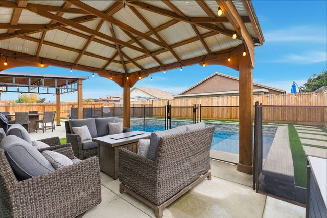 3636 E Meadow Court, Visalia, CA 93292