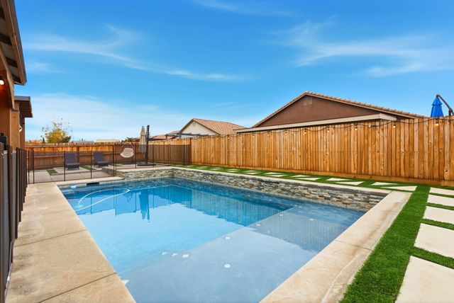 3636 E Meadow Court, Visalia, CA 93292