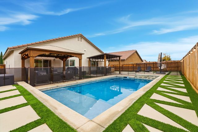 3636 E Meadow Court, Visalia, CA 93292