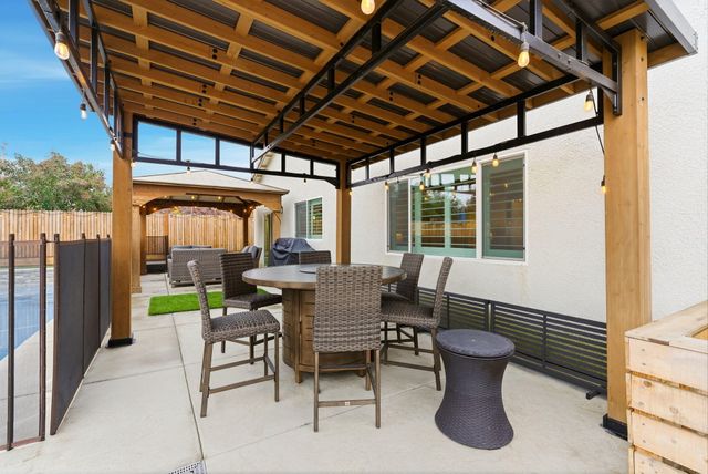 3636 E Meadow Court, Visalia, CA 93292