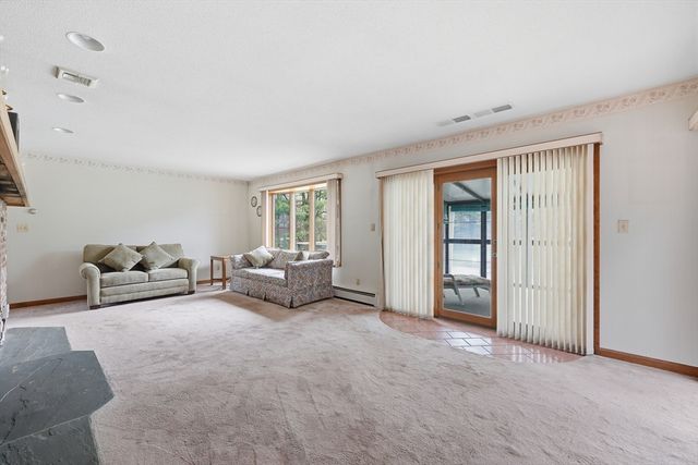 53 Hampden Rd, East Longmeadow, MA 01028