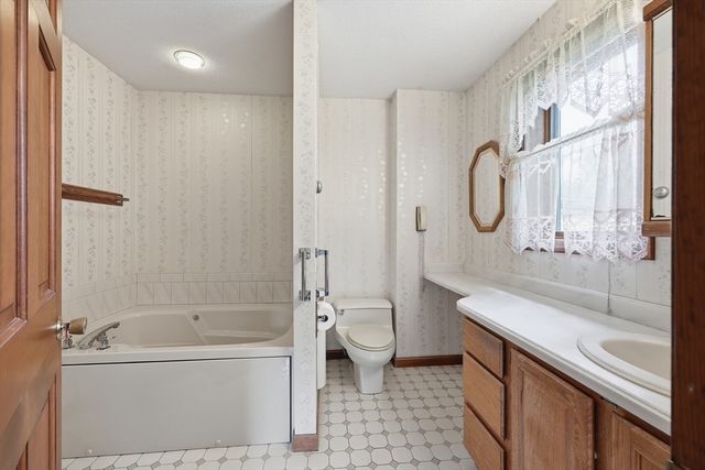 53 Hampden Rd, East Longmeadow, MA 01028