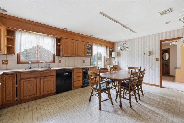 53 Hampden Rd, East Longmeadow, MA 01028