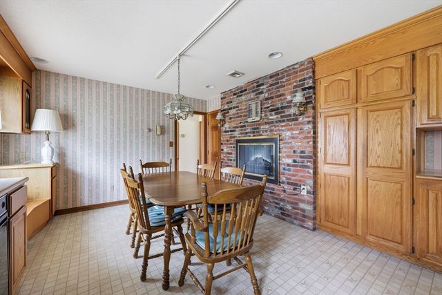 53 Hampden Rd, East Longmeadow, MA 01028