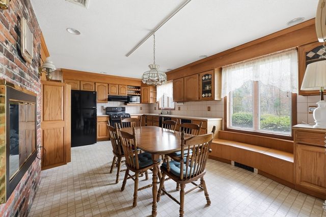 53 Hampden Rd, East Longmeadow, MA 01028