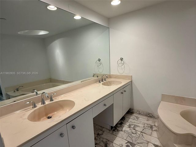 4000 Towerside Ter 1401, Miami, FL 33138
