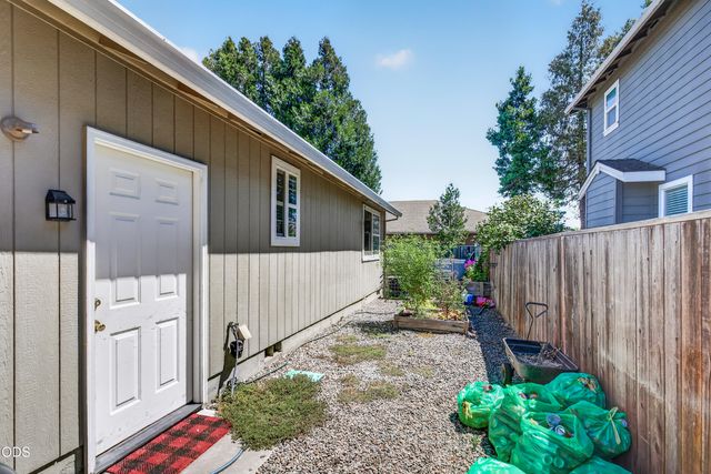 1717 Alexis Way, Medford, OR 97501