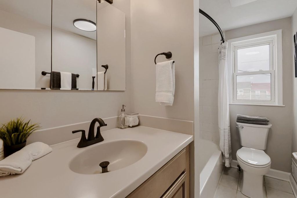 Image 17 of property listing at 938 CIRCLE DR, Halethorpe, MD 21227