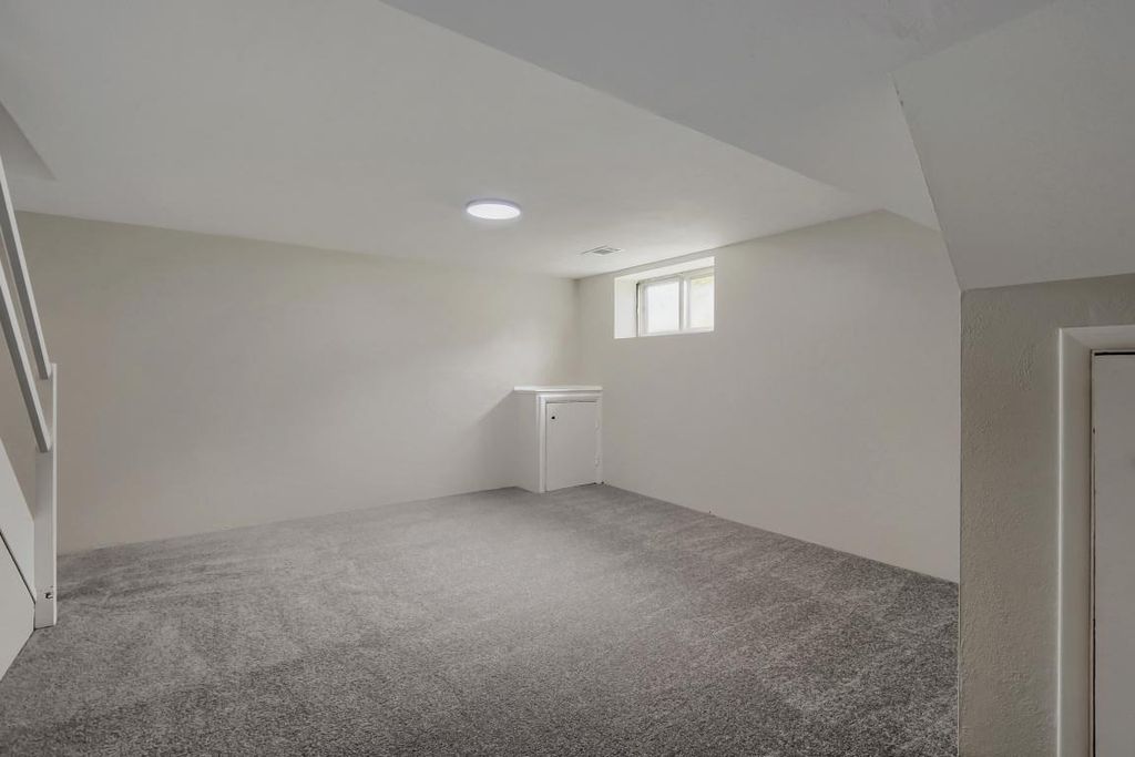 Image 22 of property listing at 938 CIRCLE DR, Halethorpe, MD 21227