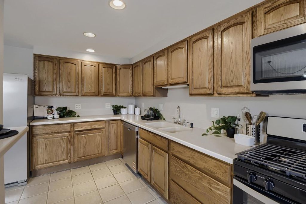 Image 4 of property listing at 938 CIRCLE DR, Halethorpe, MD 21227