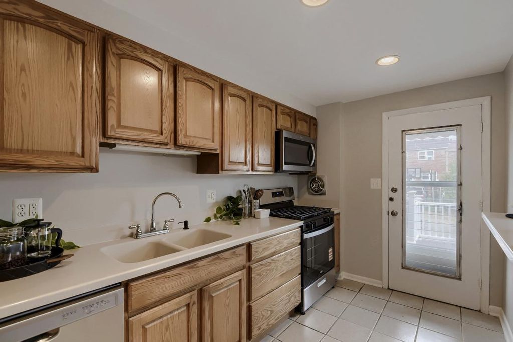 Image 5 of property listing at 938 CIRCLE DR, Halethorpe, MD 21227