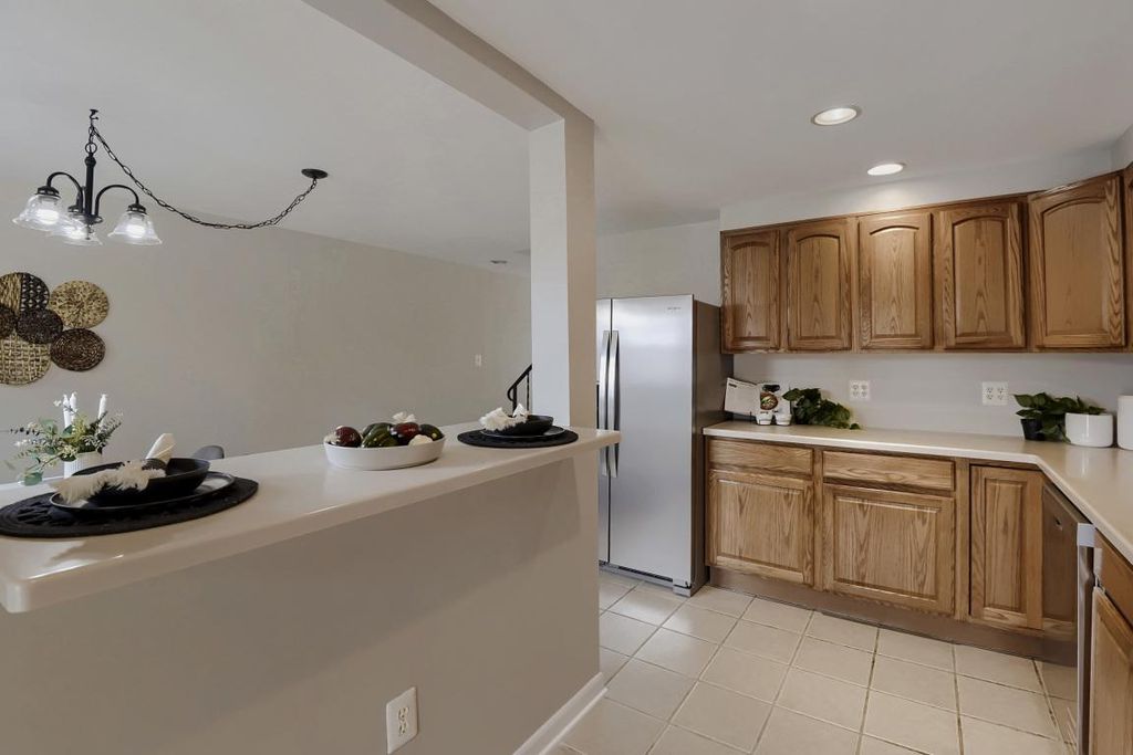 Image 6 of property listing at 938 CIRCLE DR, Halethorpe, MD 21227