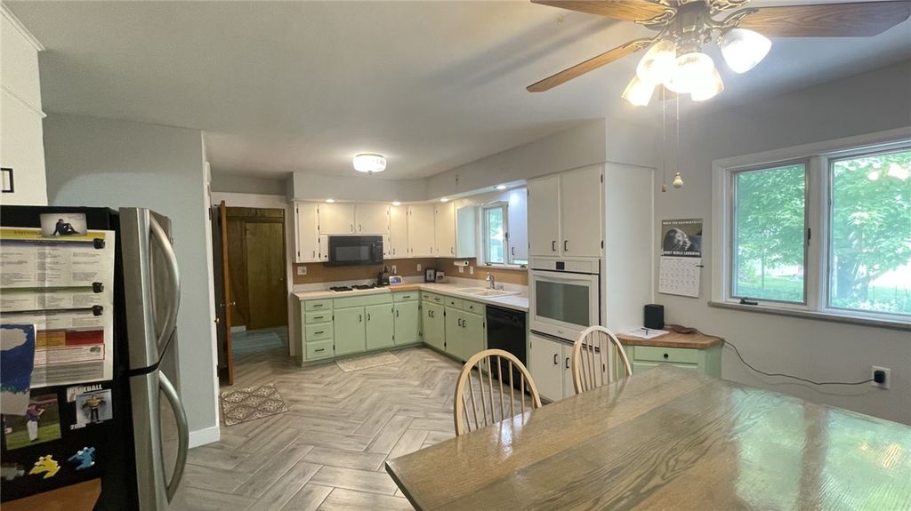 Image 10 of property listing at 229 Meadowbrook Road, Hermitage, PA 16148