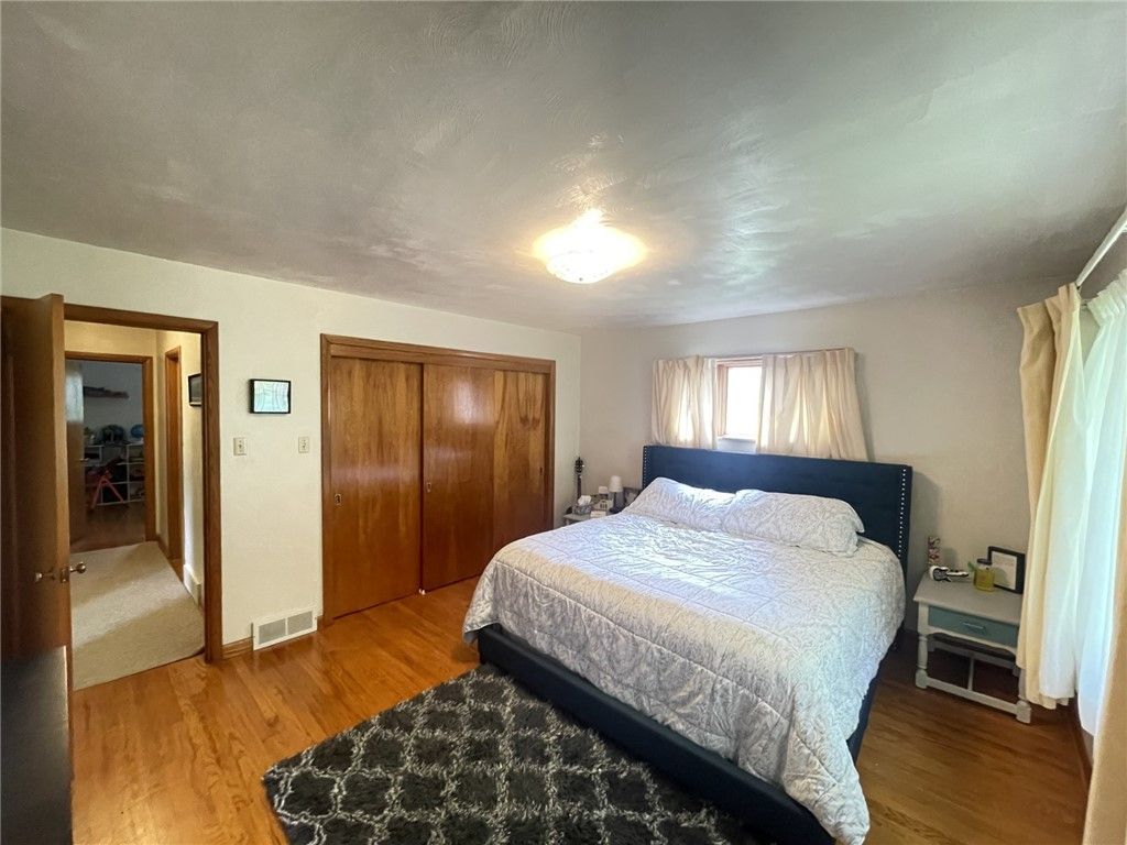 Image 12 of property listing at 229 Meadowbrook Road, Hermitage, PA 16148
