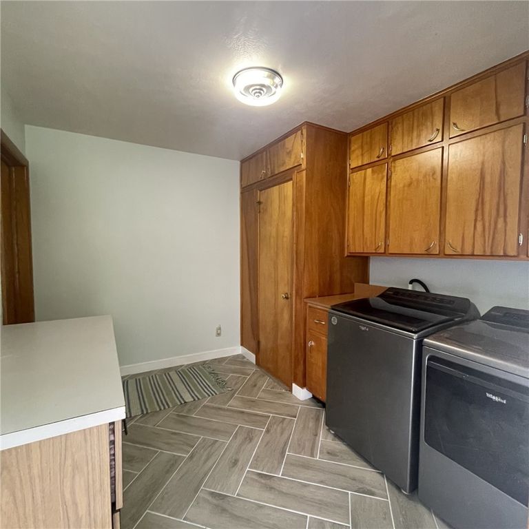 Image 18 of property listing at 229 Meadowbrook Road, Hermitage, PA 16148