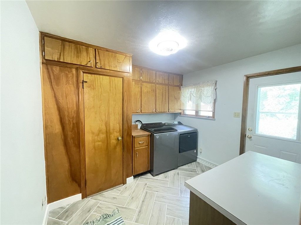 Image 19 of property listing at 229 Meadowbrook Road, Hermitage, PA 16148