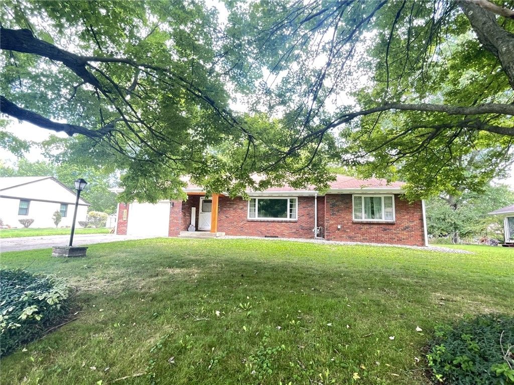Image 2 of property listing at 229 Meadowbrook Road, Hermitage, PA 16148