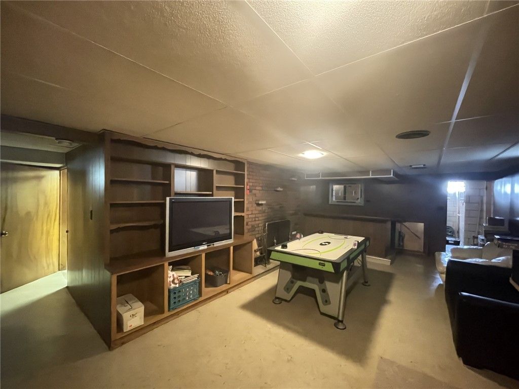 Image 20 of property listing at 229 Meadowbrook Road, Hermitage, PA 16148
